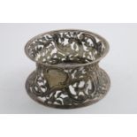 A LATE VICTORIAN IRISH DISH RING of conventional form with pierced and embossed decoration and a