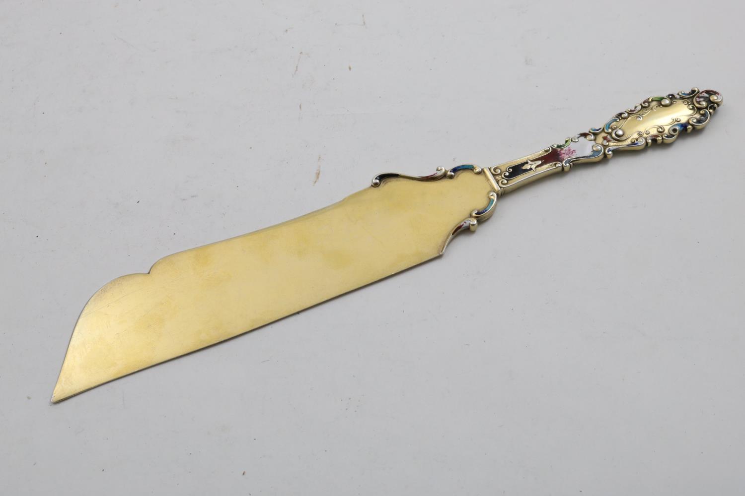 A LATE 19TH / EARLY 20TH CENTURY AMERICAN SILVERGILT AND ENAMEL SERVING SLICE for dessert or cake,