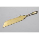 A LATE 19TH / EARLY 20TH CENTURY AMERICAN SILVERGILT AND ENAMEL SERVING SLICE for dessert or cake,