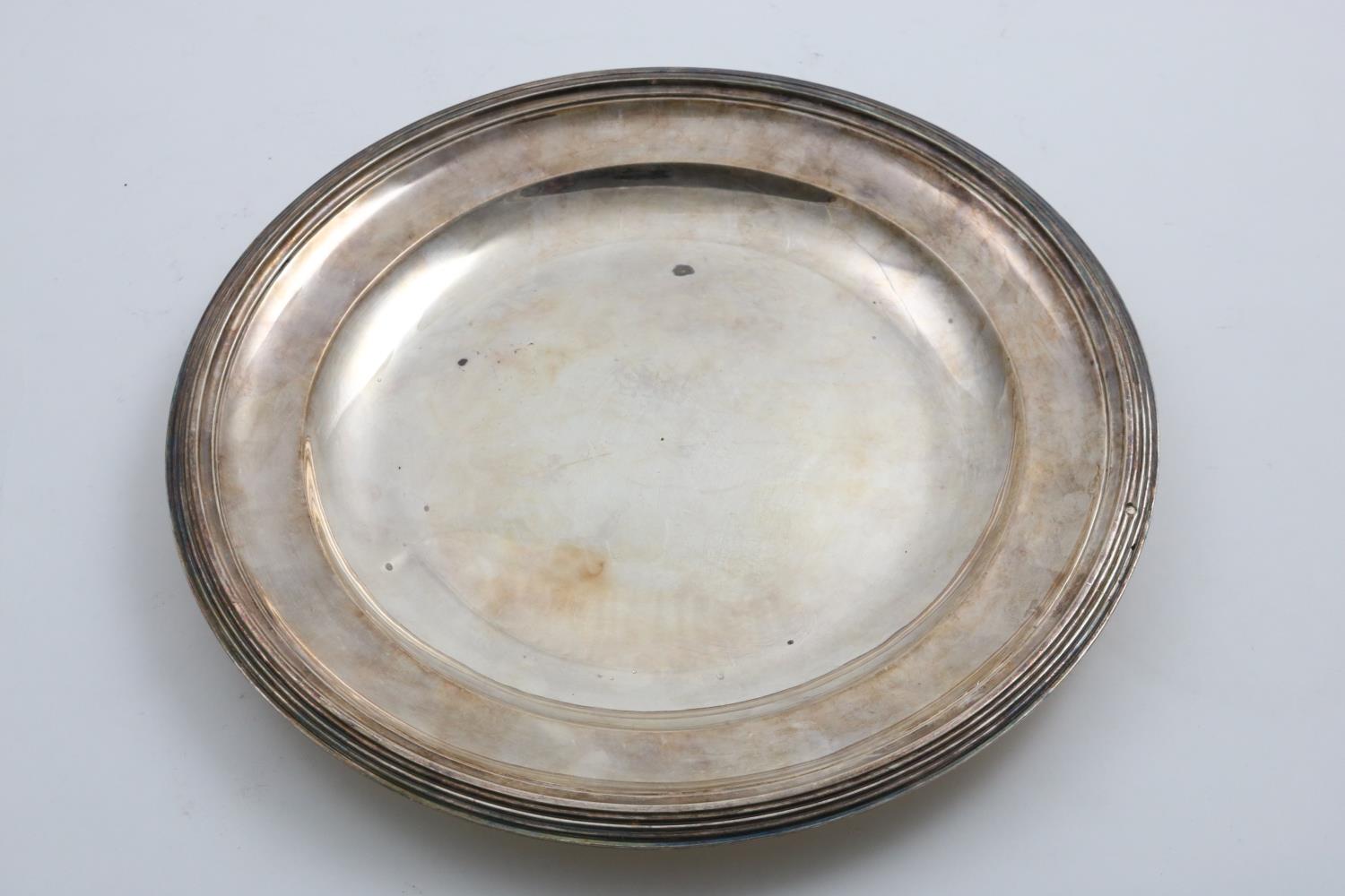 AN EARLY 19TH CENTURY FRENCH CIRCULAR DISH with a reeded rim, maker's mark of "C.CAHIER" (incuse),