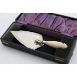 A GEORGE VI IVORY HANDLED PRESENTATION TROWEL not inscribed, by Deakin & Francis, Birmingham 1937;