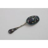 A LATE 19TH / EARLY 20TH CENTURY RUSSIAN CLOISONNE-ENAMELLED CADDY SPOON OR SCOOP decorated in