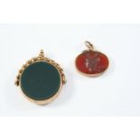 A 9CT GOLD SPINNING FOB mounted to one side with a circular bloodstone, a circular carnelian to