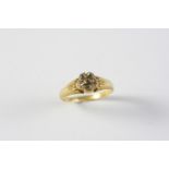 A CONTINENTAL EARLY 18TH CENTURY DIAMOND RING mounted with a cluster of diamonds, in yellow gold.