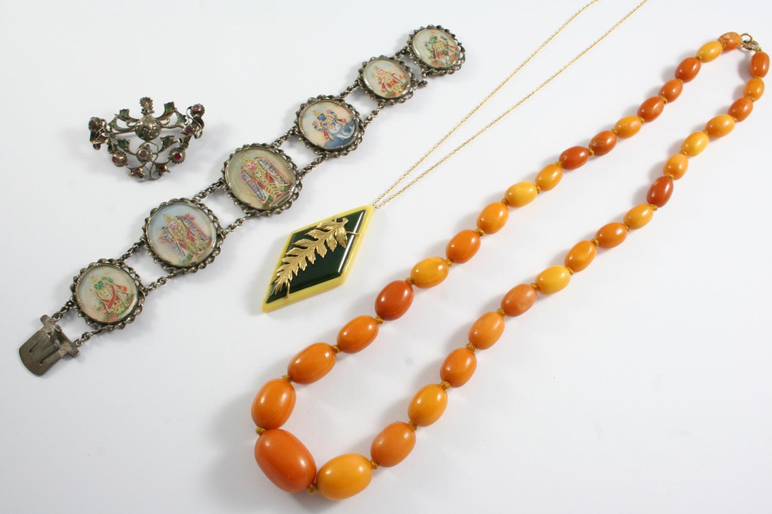 ASSORTED JEWELLERY including a graduated oval-shaped amber bead necklace, 54cm long, 31 grams, a