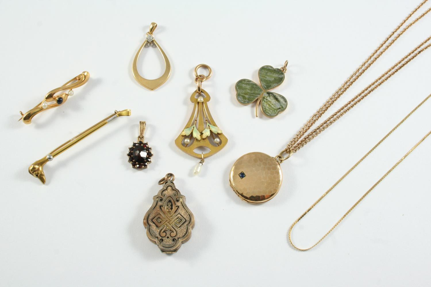 A QUANTITY OF JEWELLERY including a 9ct gold, enamel and pearl set openwork foliate pendant, a
