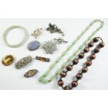 A QUANTITY OF JEWELLERY including a jade necklace and a jade bracelet, a brooch mounted with an