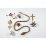 A QUANTITY OF JEWELLERY including a gilt metal snake necklace, a Georgian garnet and gold brooch,