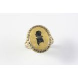AN 18TH CENTURY SILVER GILT SILHOUETTE RING depicting the profile of a gentleman, circa 1750. Size