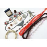 A QUANTITY OF ASSORTED COSTUME JEWELLERY