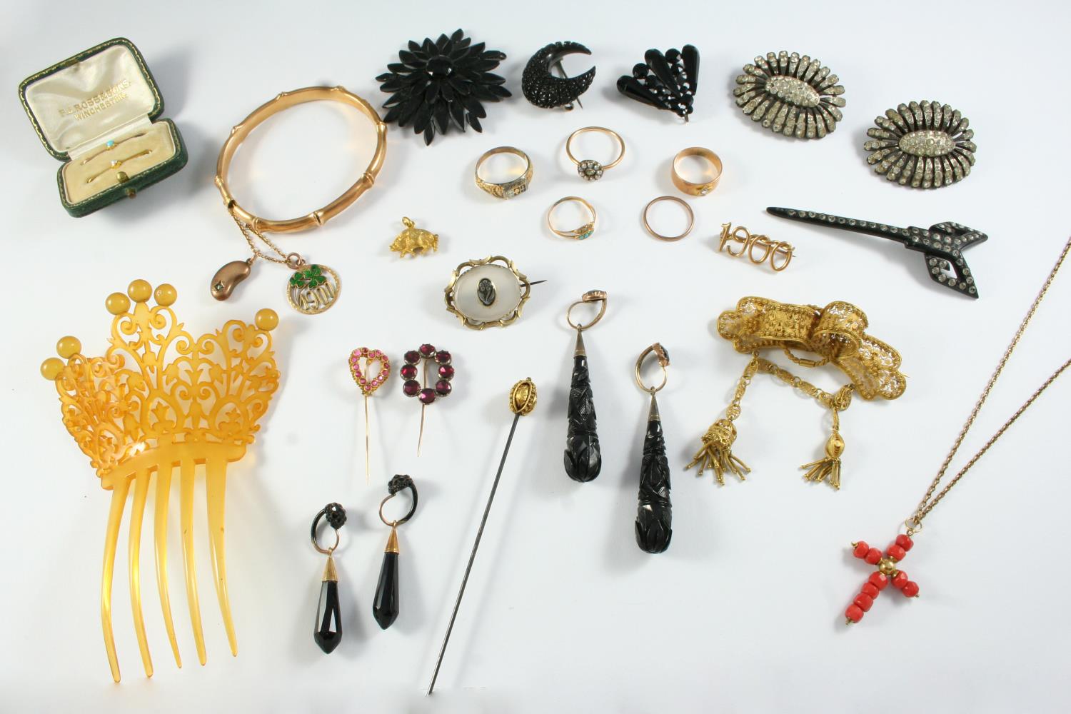 A QUANTITY OF JEWELLERY including a chalcedony and gold mourning brooch, a gold band ring set with a