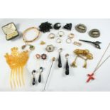 A QUANTITY OF JEWELLERY including a chalcedony and gold mourning brooch, a gold band ring set with a