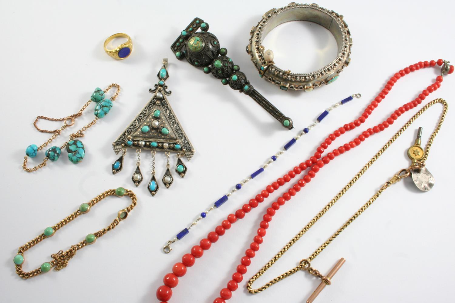 A QUANTITY OF ASSORTED JEWELLERY including a lapis lazulu and gold bracelet, a turquoise and gold