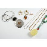 A QUANTITY OF JEWELLERY including a 9ct gold chain necklace, 8.9 grams, a 9ct necklace, damaged, 5.6