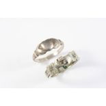 AN EARLY 18TH CENTURY SILVER FEDE RING formed with hands holding a heart, circa 1720, size K,