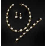 A BAROQUE PEARL AND GOLD NECKLACE BY TIFFANY & CO. the yellow gold necklace mounted with graduated