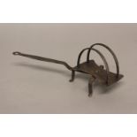 AN EARLY 19TH CENTURY REVOLVING TOASTING RACK. An early 19th century down hearth revolving