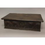 A LATE 17TH CENTURY OAK BIBLE BOX. With a broad rectangular lid with curved border, the front and