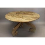 A 19TH CENTURY STYLE LIGHT OAK CIRCULAR TOPPED DINING TABLE. The circular light oak four plank top