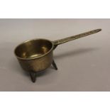 AN 18TH/19TH CENTURY BRONZE SKILLET. A bronze skillet with circular pan on three short legs, the