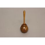 A 19TH CENTURY FRUITWOOD WIG POWDERER. On a slender turned handle with screw fitting ball shaped