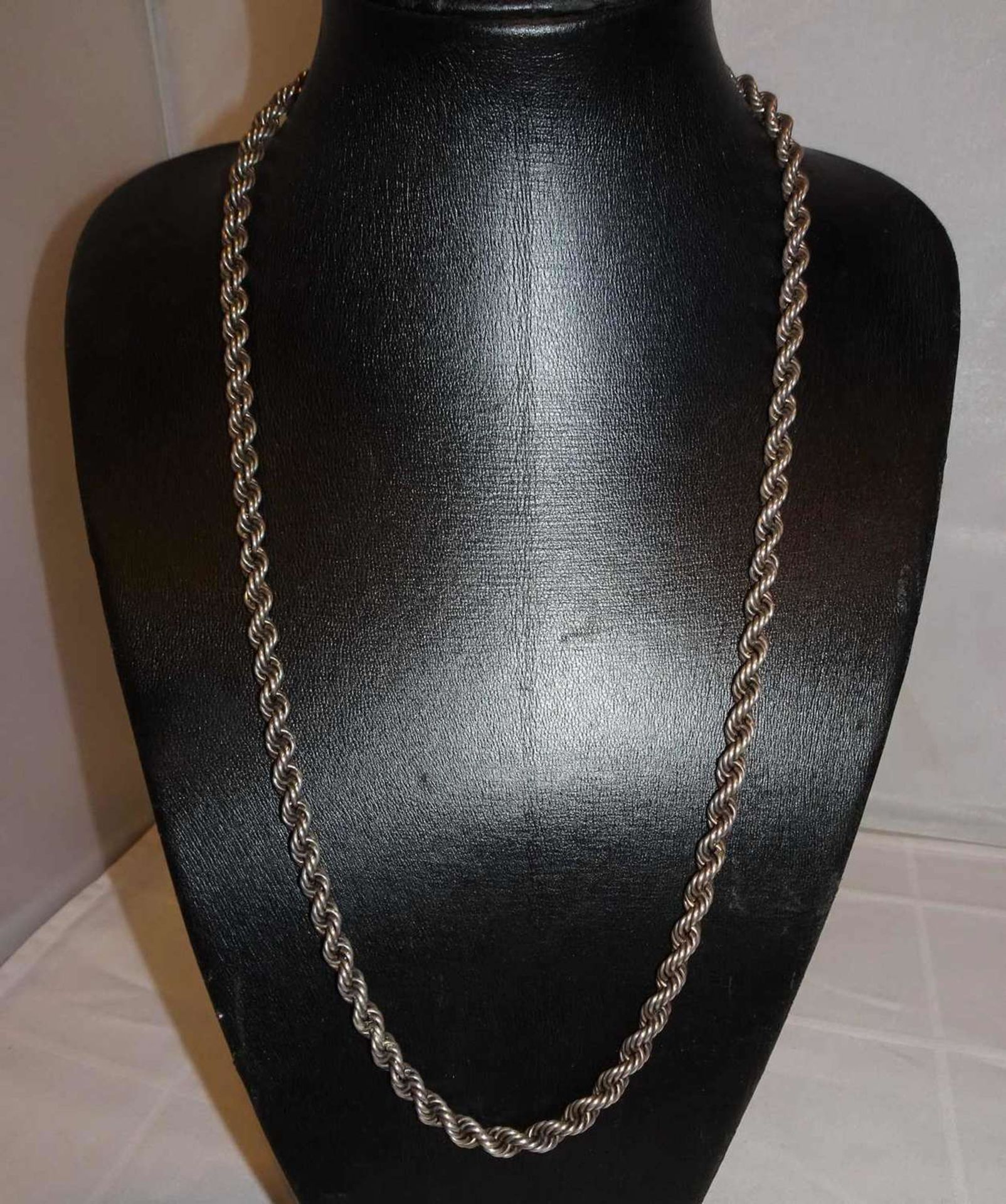 Kordelkette, 835er Silber. Verschluß defekt. Länge ca. 71 cm. Gewicht ca. 47,5 gr.Cord chain, 835