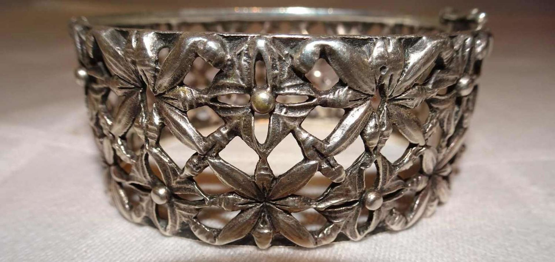 Armreif, 835er Silber, mit Edelweißblüten. Durchmesser ca. 6 cm. Gewicht ca. 49 gr.Bangle, 835 si - Bild 3 aus 3