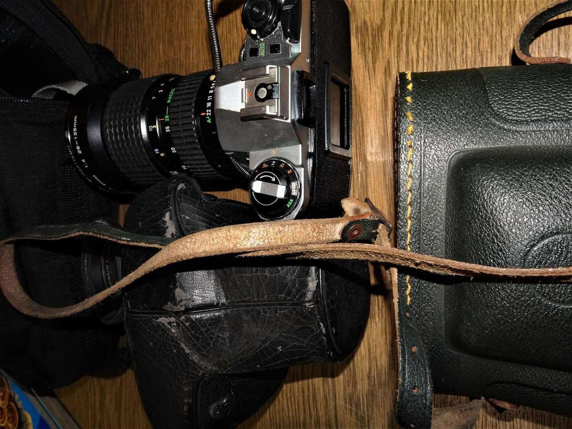 1 Lot Kamera und Objektive, dabei eine Pentax mit großem Objektiv 28/135 mm, sowie eine Plastikkam - Bild 2 aus 2