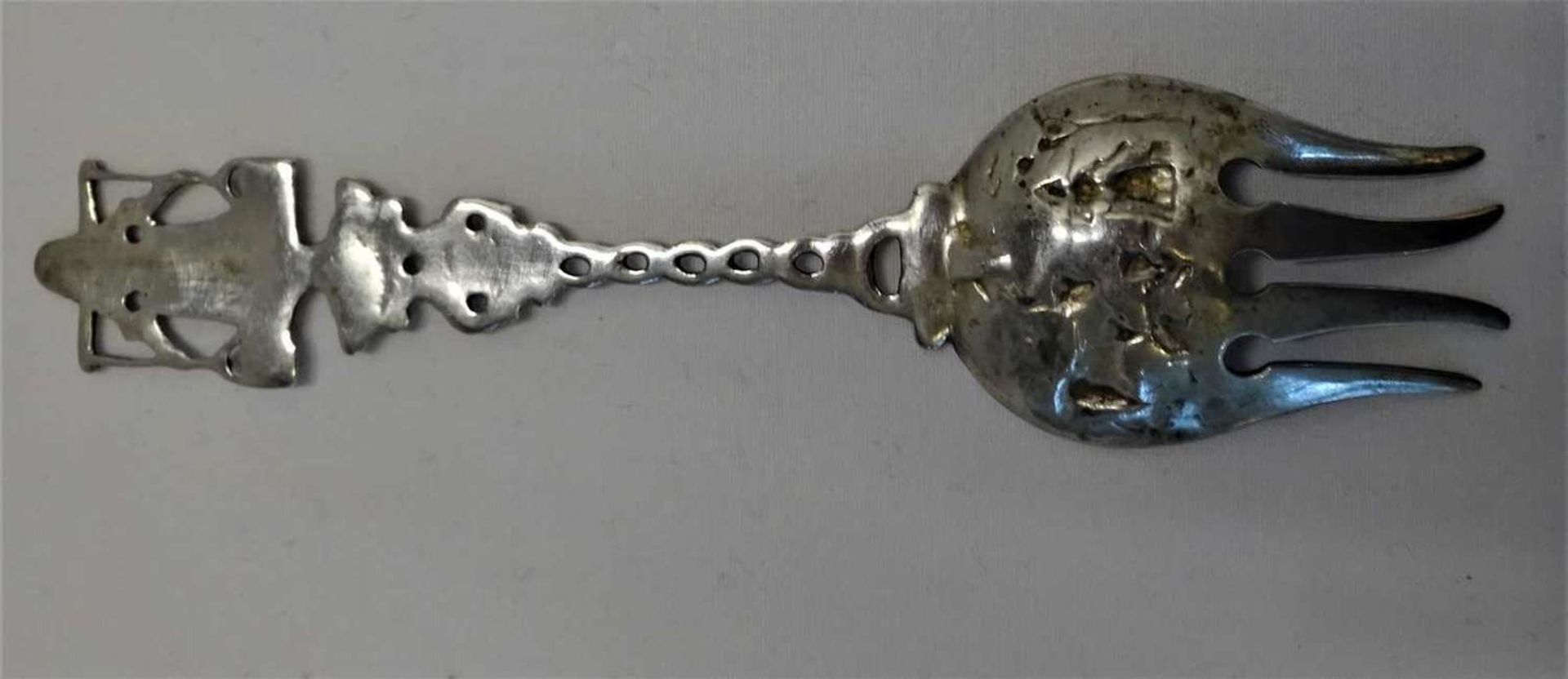 Silber Ziergabel um 1880, Punze 800 HFH "Wasserträgerin mit Kühen", Länge ca. 19 cm. Guter Zusta - Image 2 of 2