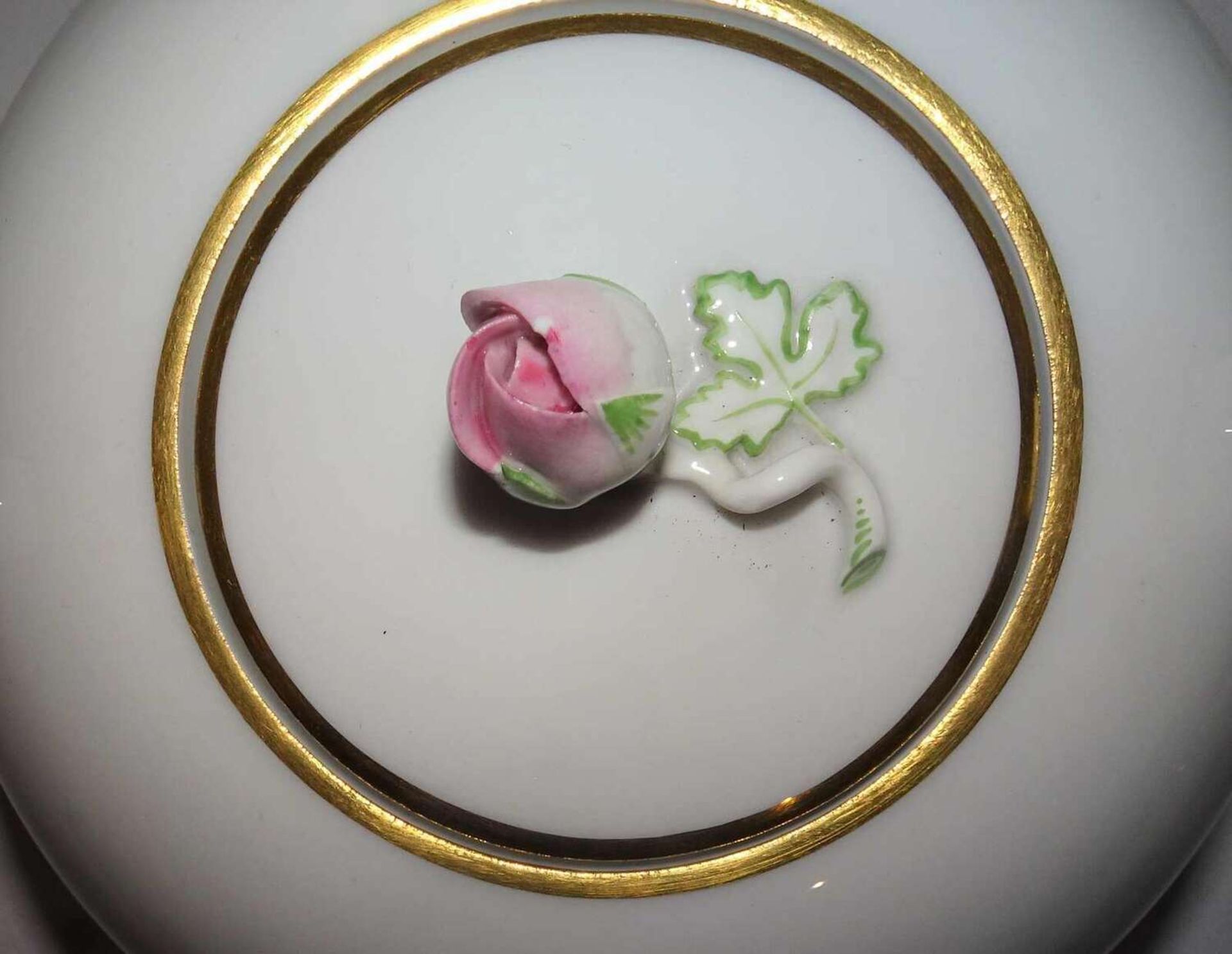 Meissen, 1 Teekanne, Meissner Rote Rose. 2. Wahl / 2 Schleifstriche. Länge ca. 25 cm, Höhe ca. 1 - Image 3 of 5