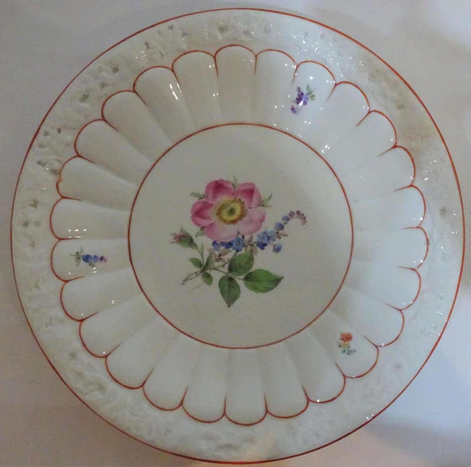 Meissen, Zierteller, Meissner Rote Rose. Pfeifferzeit 1815-1924. 4 Schleifstriche, Durchmesser 27