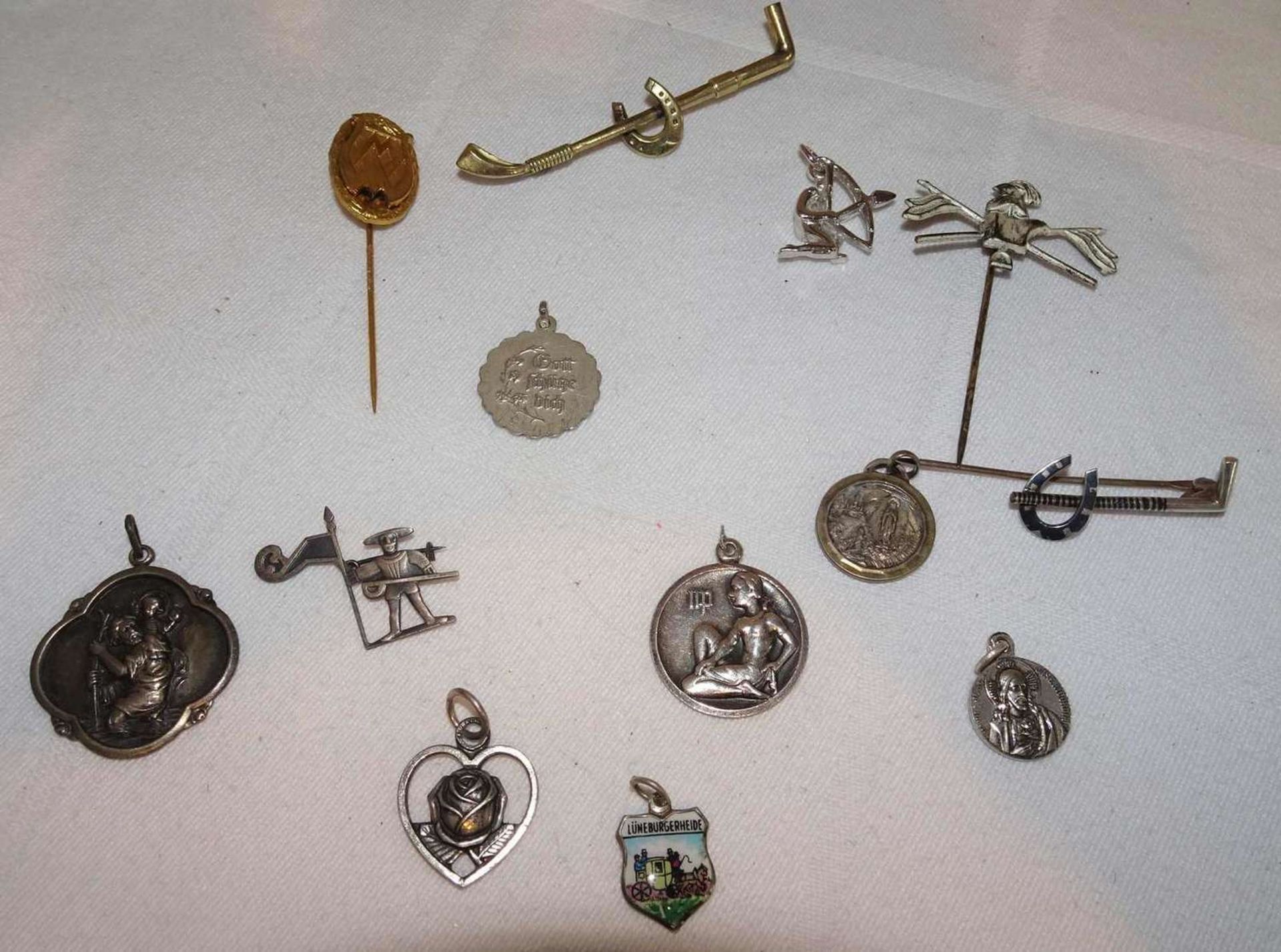 Lot Pins und religiöse Anhänger, teilweise Silber.Lot pins and religious pendants, partly silver.