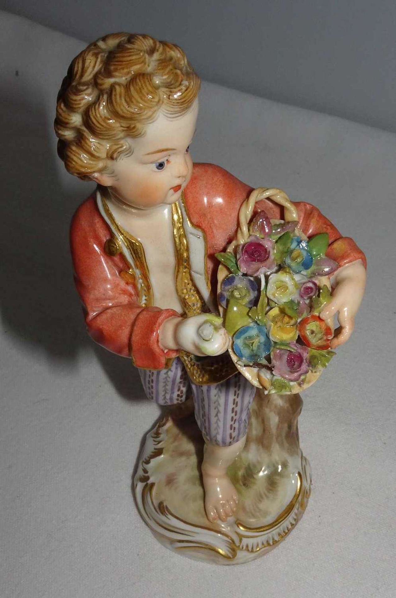 Meissen Figur "Gärtnerkind Junge mit Blumenkorb", Form Nr. 121, frühe Ausführung, Marke 1815-192 - Image 3 of 5