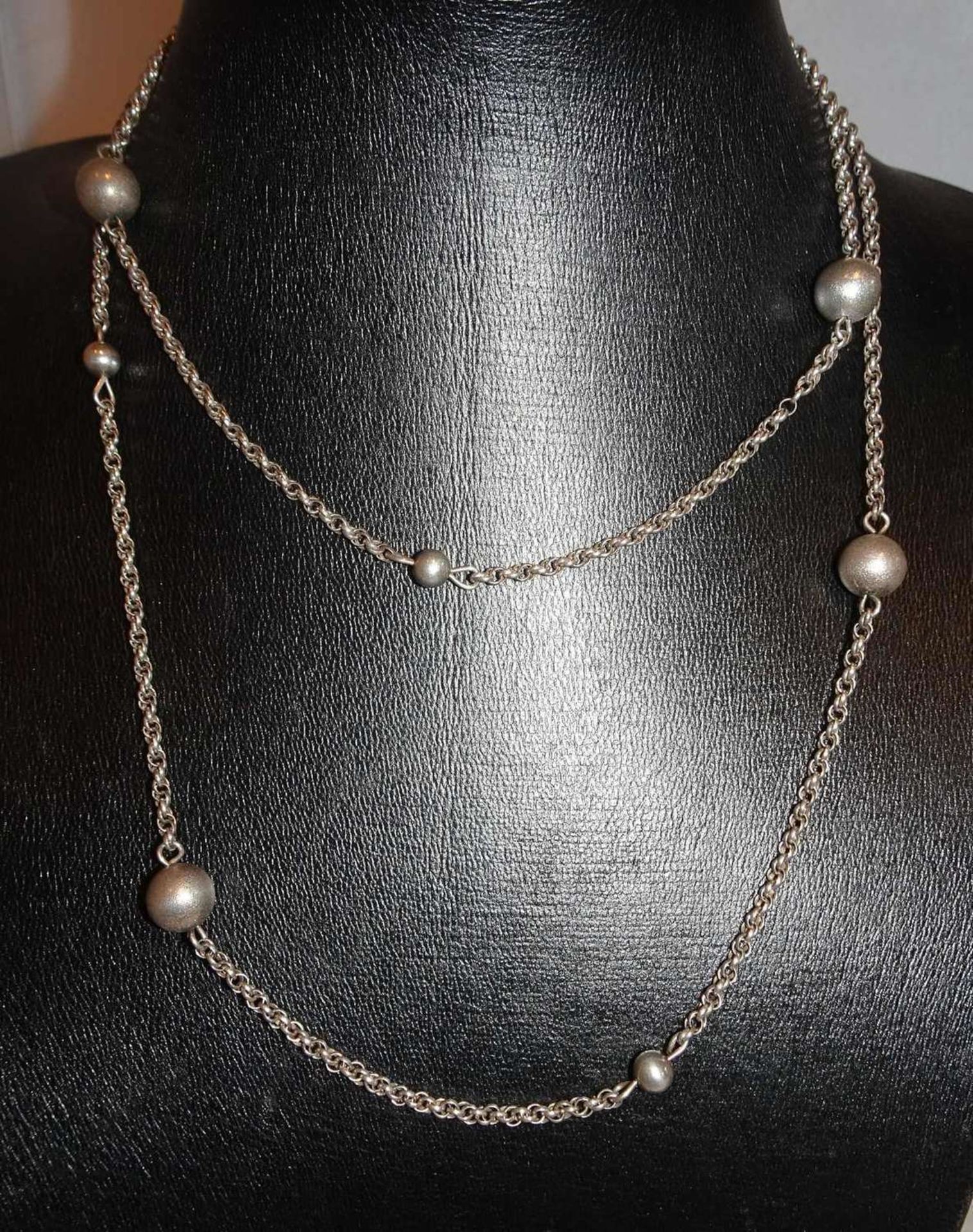Kette, 835er Silber, mit Silberkugeln. Länge ca. 94 cm. Gewicht ca. 23,7 grChain, 835 silver, with