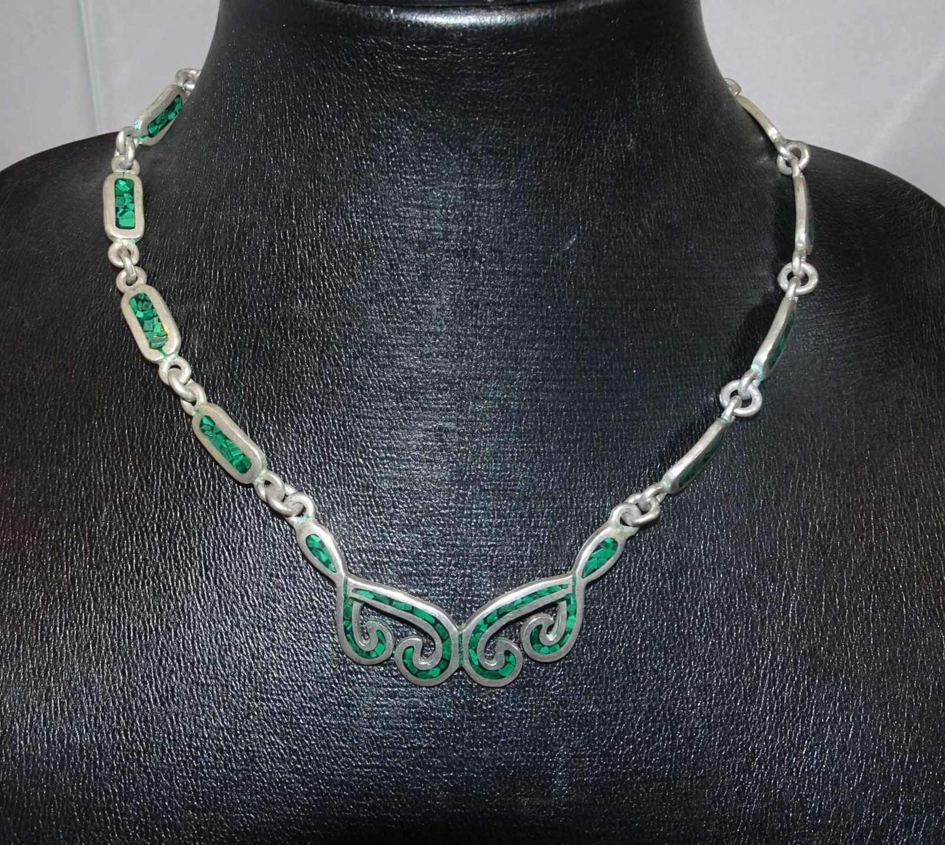 Collier, 925er Silber, besetzt mit Malachit. Länge ca. 43 cm. Gewicht ca. 54,6 gr.Necklace, 925 si