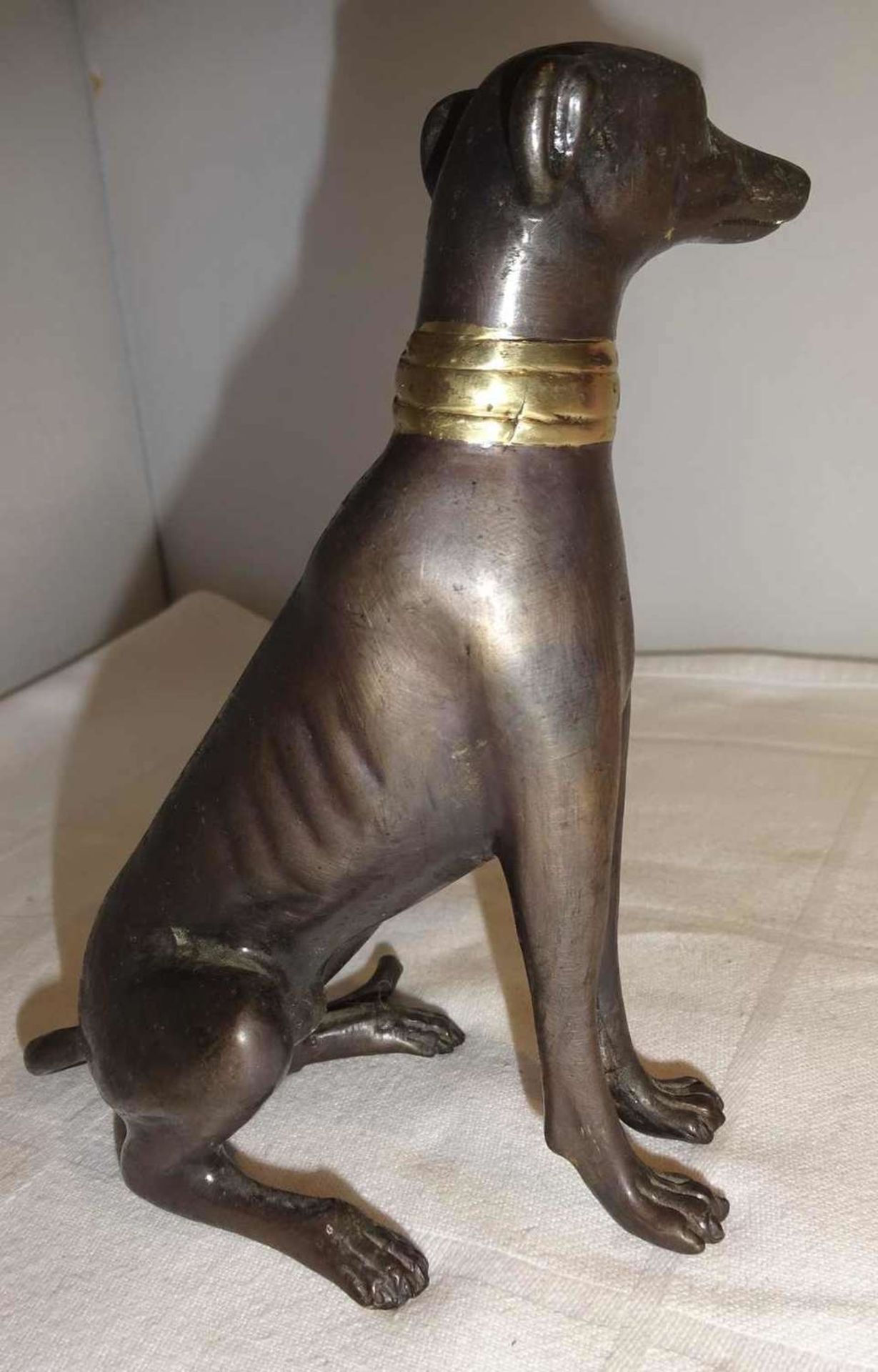 Bronzefigur "Windhund", sitzend, mit goldfarbenen Halsband. Ohne Signatur. Maße: Höhe ca. 13 cm, - Image 3 of 3