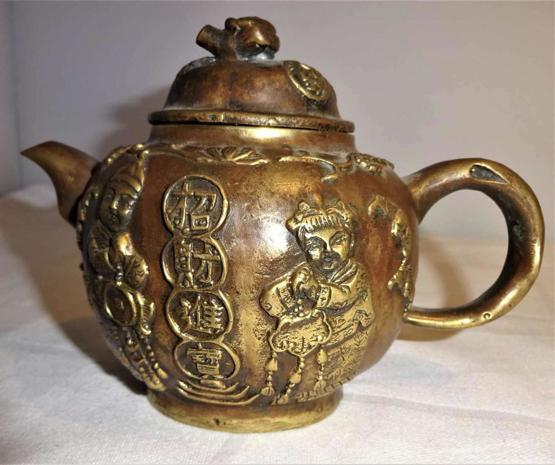 Teekanne China, Bronze, kugeliger Korpus, mit halbplastischen Darstellungen. Deckel mit vollplastis - Image 2 of 4