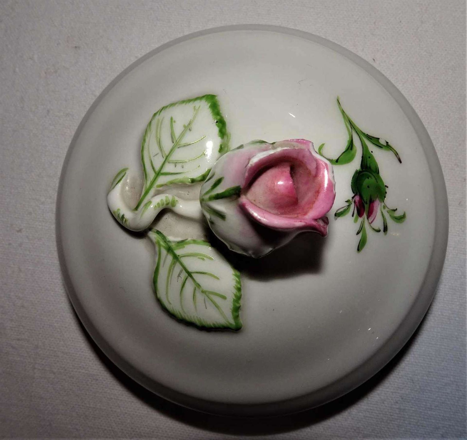 Meissen, 1 Kaffeekanne, Meissner Rote Rose. 1. Wahl. Höhe ca. 20 cm. Guter Zustand.Meissen, 1 cof - Image 3 of 5