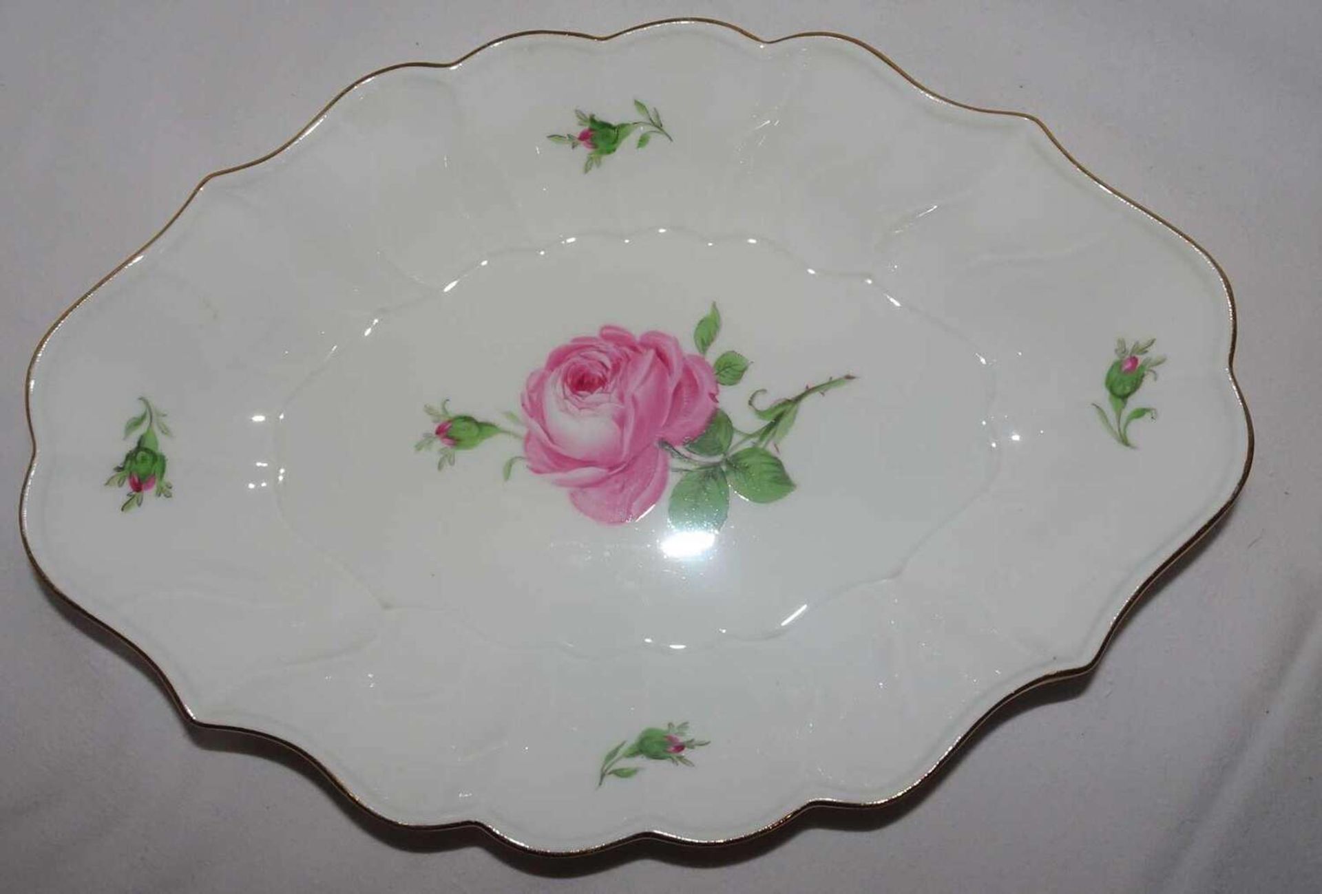 Meissen, ovale Schale, Länge ca. 26 cm, Breite ca. 19 cm, Höhe ca. 5 cm, Meissner Rote Rose. 2.