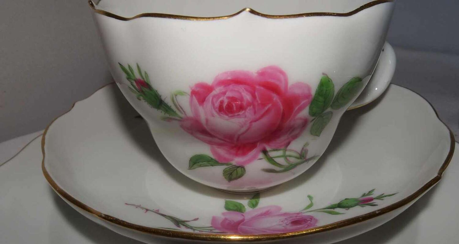 Meissen, 2 Kaffeegedecke, Meissner Rote Rose. 2. Wahl / 2 Schleifstriche. Insgesamt 6 Teile. Guter - Image 2 of 3