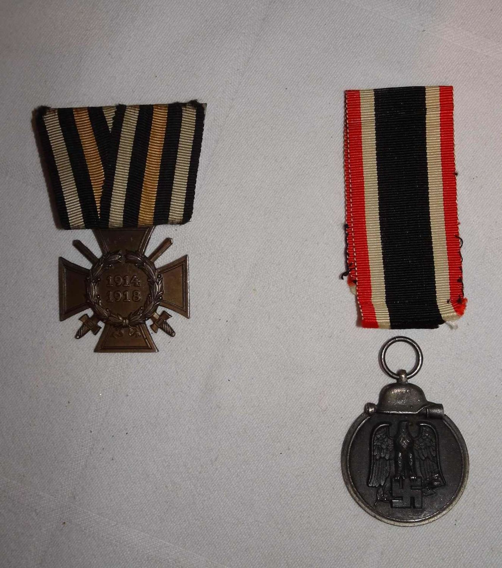2. Weltkrieg, Ehrenkreuz für Frontkämpfer an Spange, sowie 1 Winterschlachtabzeichen im Osten.2nd