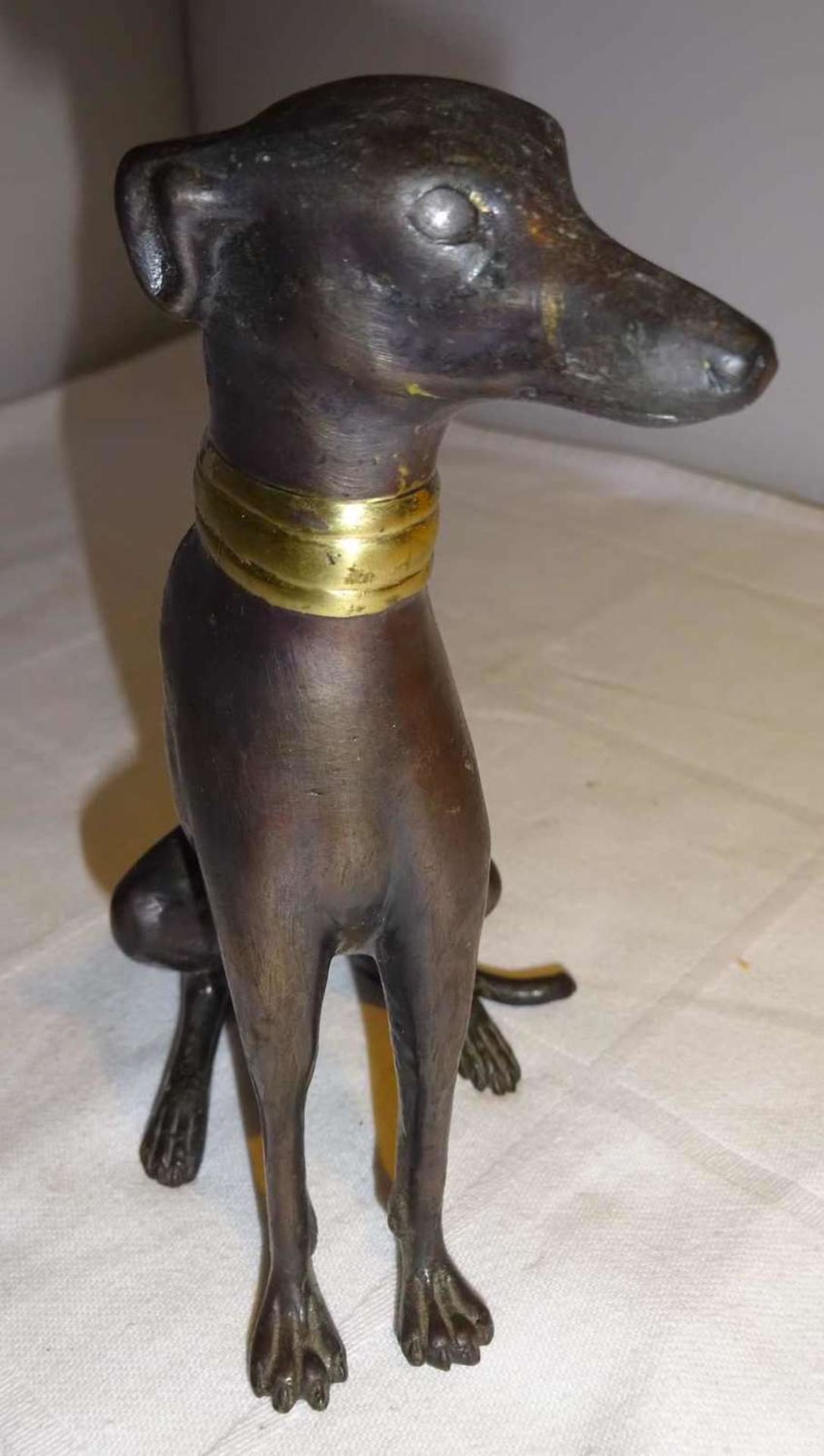 Bronzefigur "Windhund", sitzend, mit goldfarbenen Halsband. Ohne Signatur. Maße: Höhe ca. 13 cm, - Bild 2 aus 3