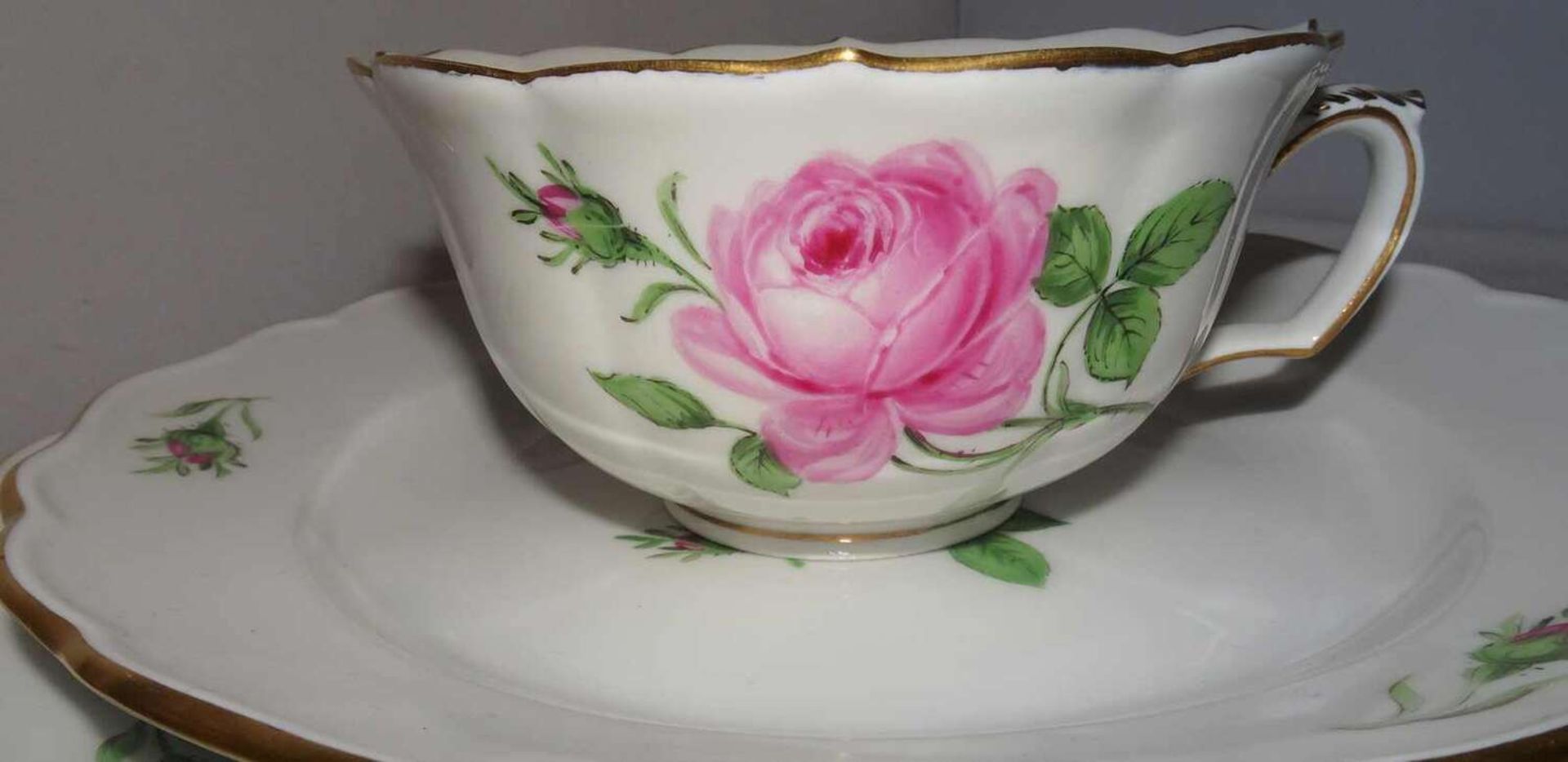 Meissen, 4 Teller, 2. Wahl/2 Schleifstriche, sowie 2 Teetassen, 1. Wahl, Meissner Rote Rose.Meissen - Image 2 of 4