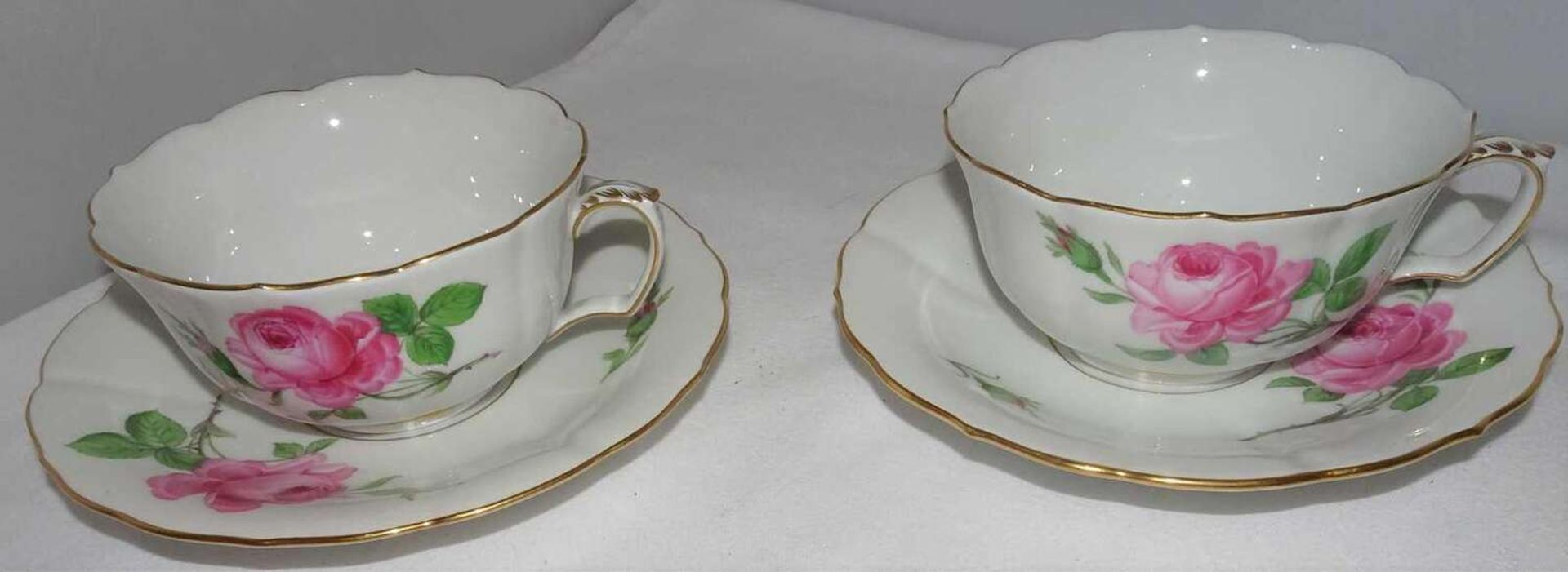 Meissen, 2 Teetassen mit Unterteller, Meissner Rote Rose.Meissen, 2 tea cups and saucers, Meissen R