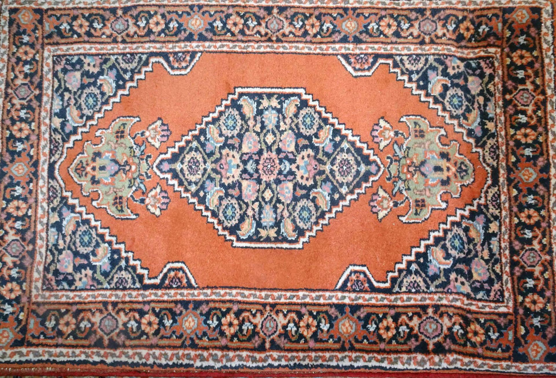 kleiner Orientteppich, Gabun Indien, handgeknüpft, mit Gebrauchsspuren. Maße: Länge ca. 95 cm, B