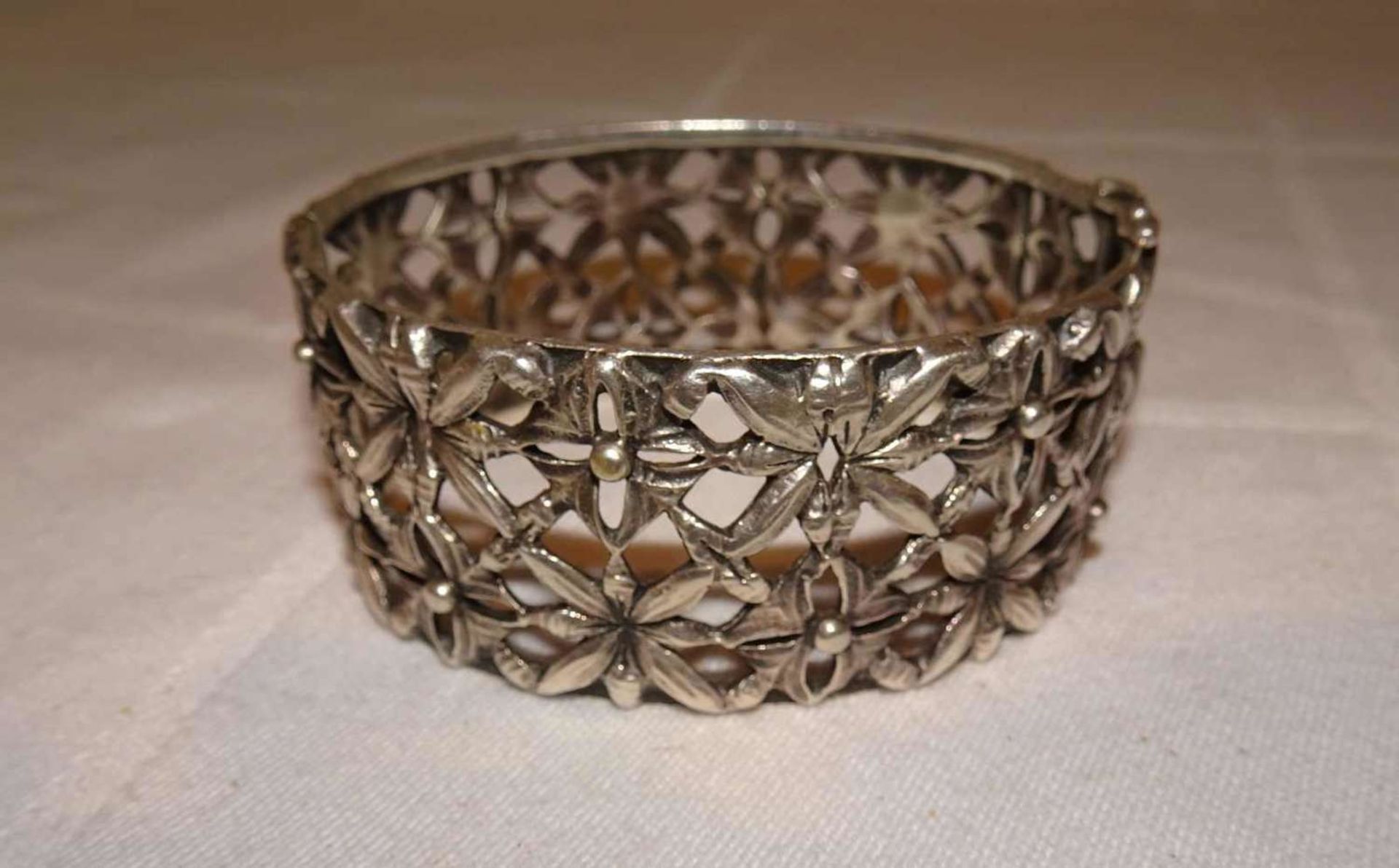 Armreif, 835er Silber, mit Edelweißblüten. Durchmesser ca. 6 cm. Gewicht ca. 49 gr.Bangle, 835 si