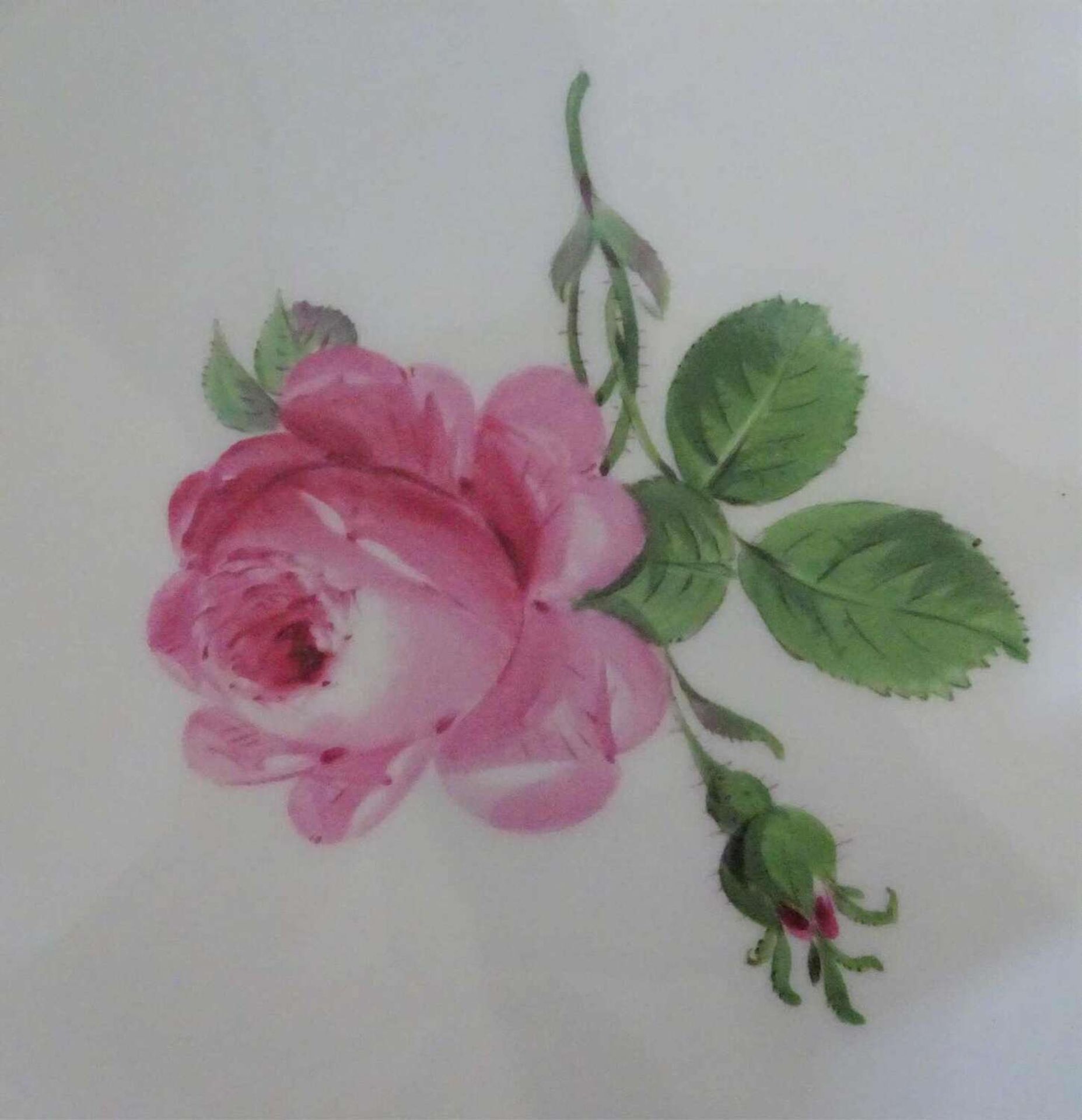 Meissen, großer runder Teller, Durchmesser ca. 34 cm, Höhe ca. 5 cm. Meissner Rote Rose. 2. Wahl - Image 2 of 4