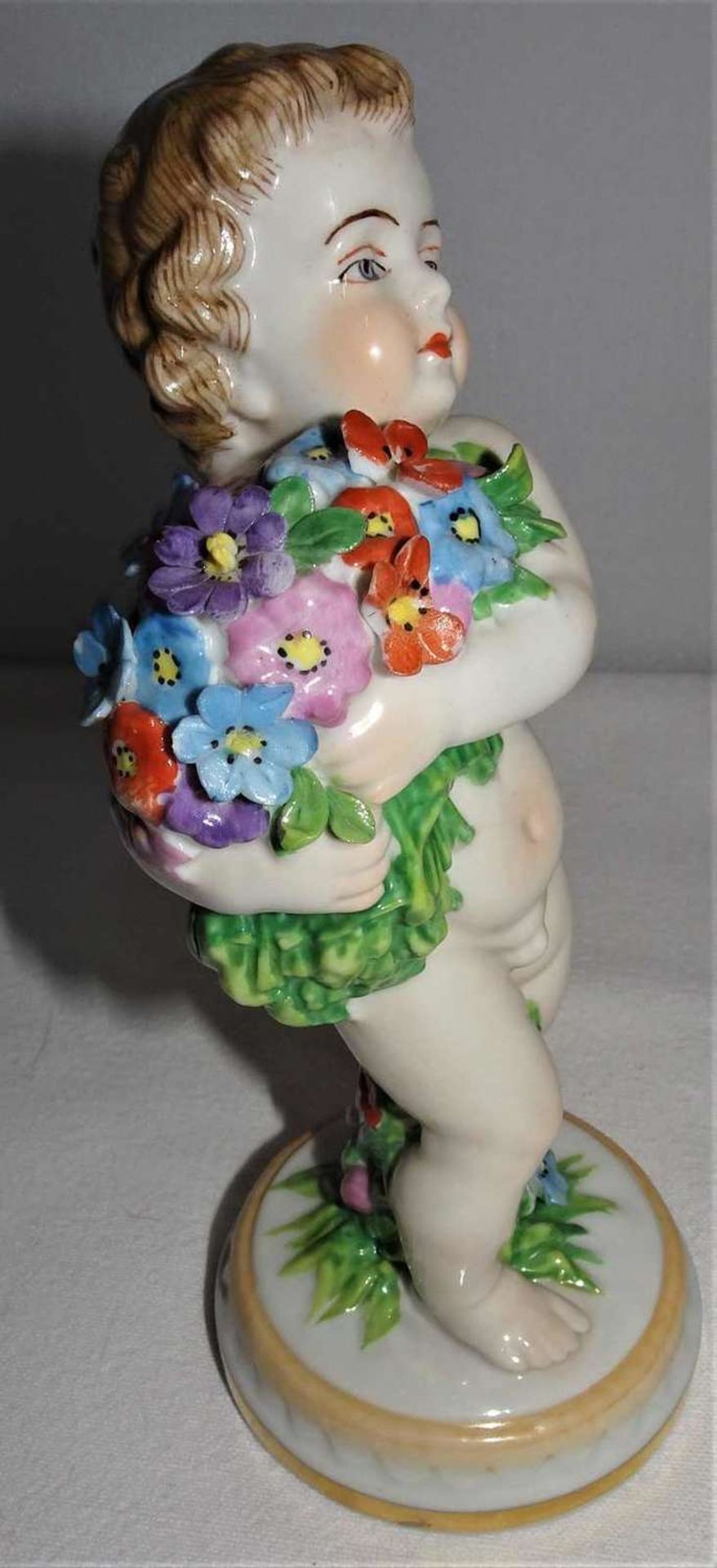 Müller & Co., Volkstedt, Porzellanfigur "Junge mit Blumenstrauß", blaue Unterglasurmarke. Teilwei - Bild 7 aus 8