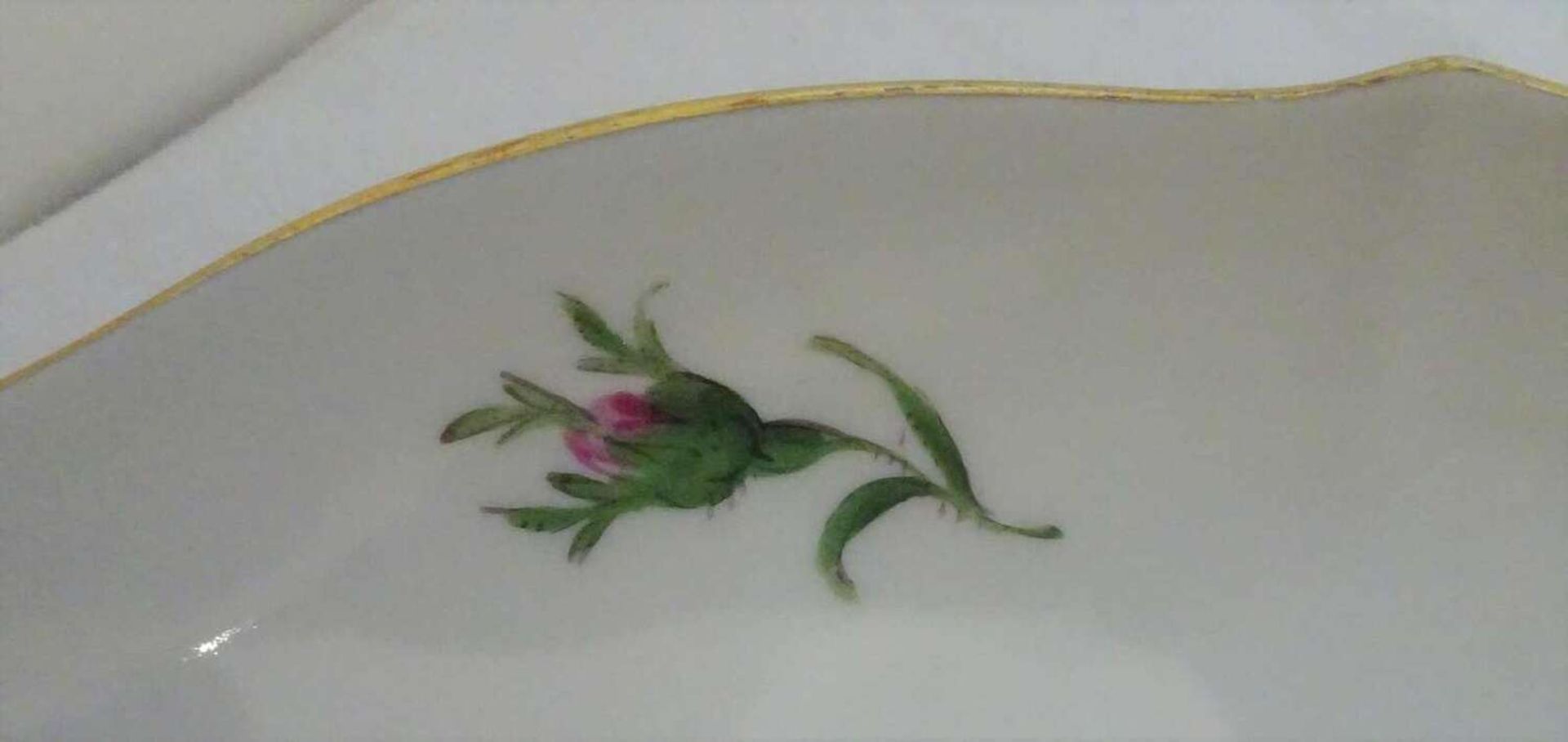 Meissen, runde Teller, Meissner Rote Rose. 2.Wahl / 2 Schleifstriche, Durchmesser 28cm. Guter Zust - Image 3 of 4