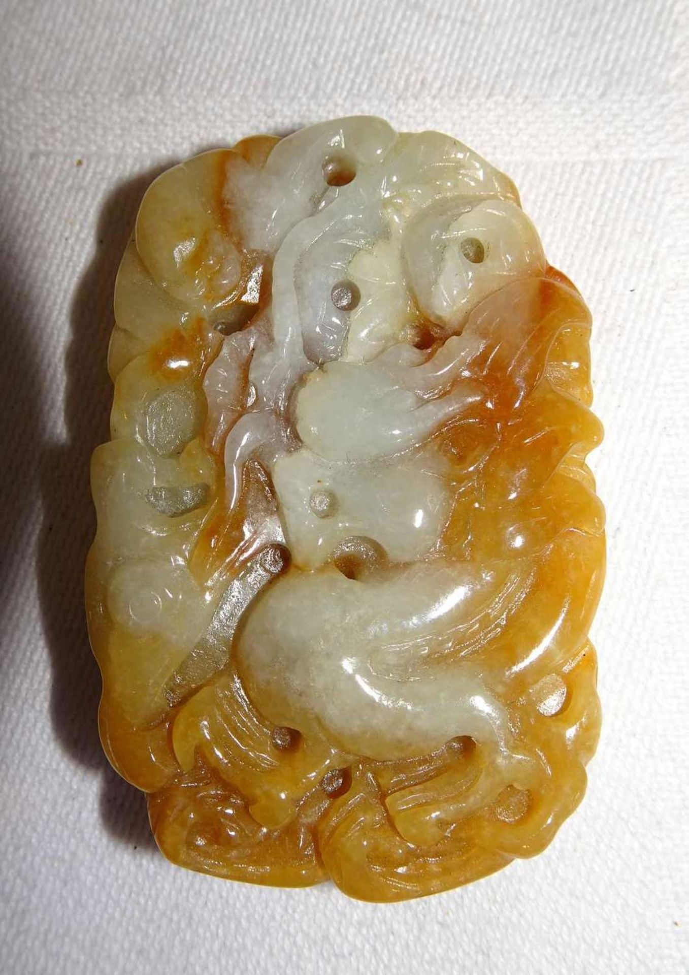 Feines Jadeamulett aus alter Sammlung. Höhe ca. 5,5 cm, Breite ca. 3,5 cmFine jade amulet from an - Bild 2 aus 2